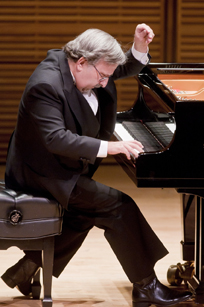 Şahan Arzruni, Pianist in Review